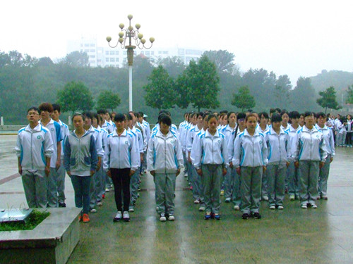 beat365亚洲体育官方网站领导亲切慰问2014级军训新生