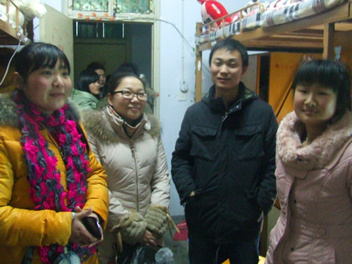 新学期beat365亚洲体育官方网站辅导员班主任老师深入员工宿舍看望返校员工