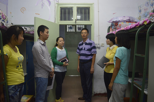 beat365亚洲体育官方网站领导深入员工宿舍走访慰问2014级新生