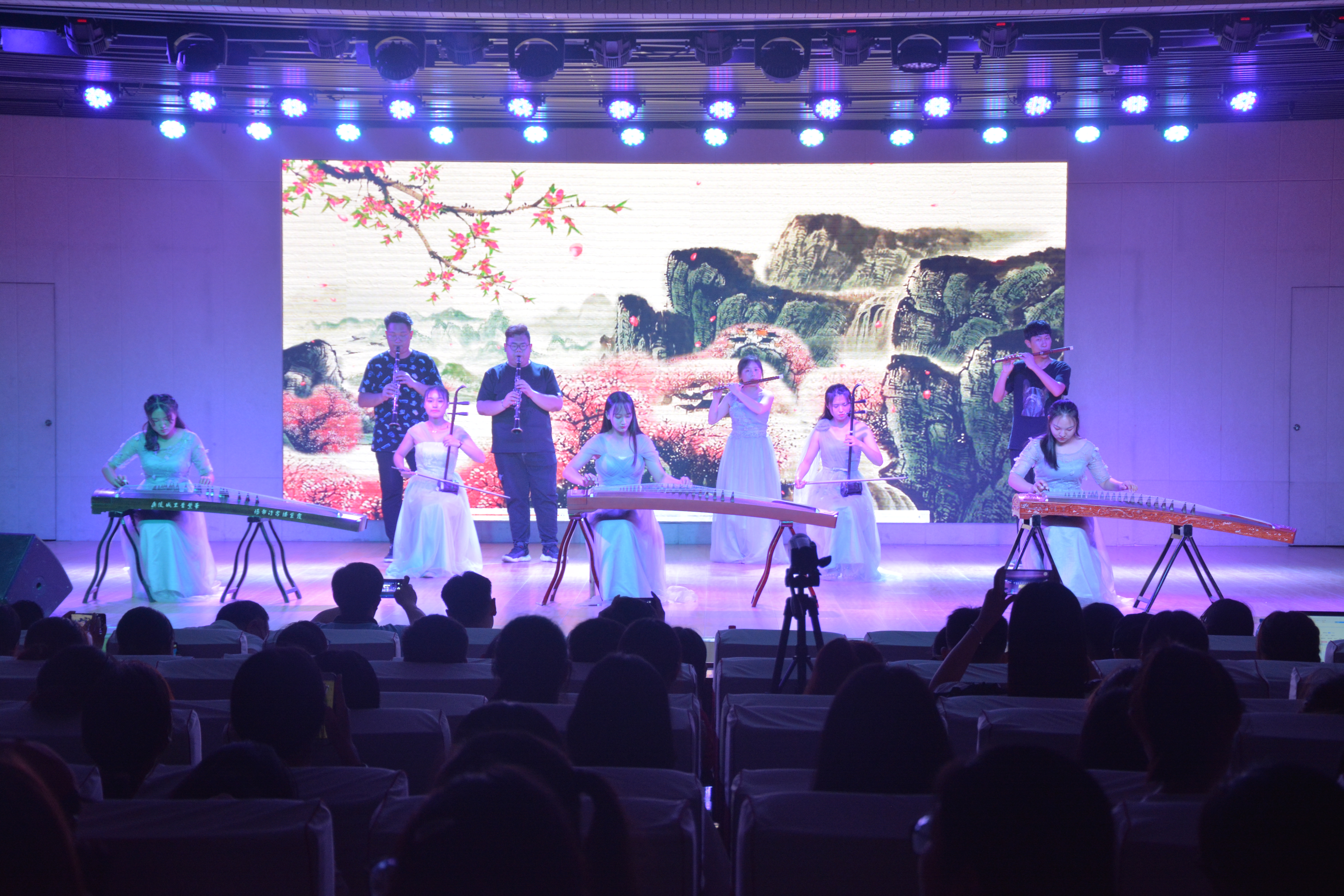 beat365亚洲体育官方网站成功举办2019届优秀毕业生颁奖典礼暨欢送毕业生晚会