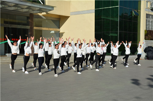 beat365亚洲体育官方网站举办新生广播体操比赛及班歌合唱比赛