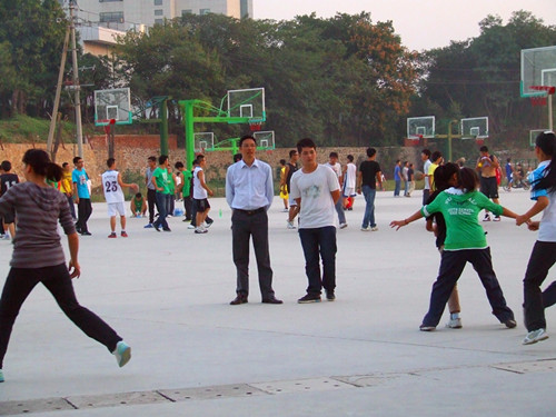 beat365亚洲体育官方网站领导亲切慰问迎新生篮球赛队员