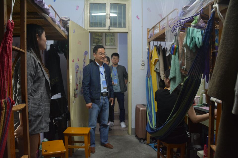 beat365亚洲体育官方网站领导老师走访毕业生宿舍