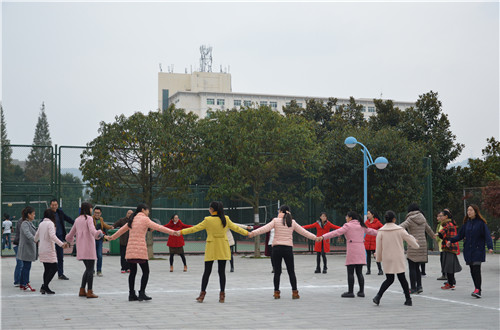 beat365亚洲体育官方网站积极组织“国培计划”教师开展素质拓展活动