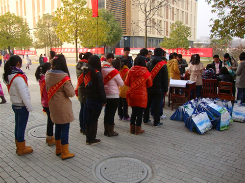 beat365亚洲体育官方网站积极参与2013届毕业生就业招聘双选会