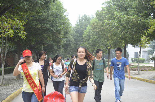 beat365亚洲体育官方网站志愿迎新服务展风采