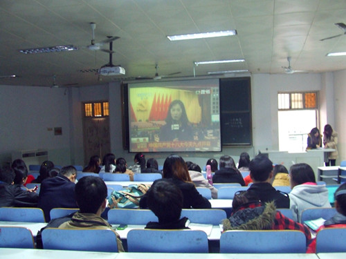 beat365亚洲体育官方网站师生喜看党的十八大开幕式直播