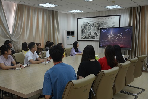 beat365亚洲体育官方网站组织师生观看2019年最美高校辅导员、老员工发布仪式