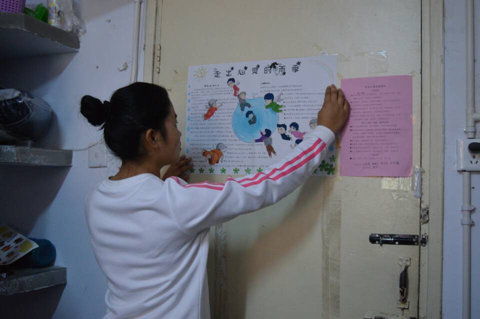 beat365亚洲体育官方网站举办心理健康标语进宿舍活动