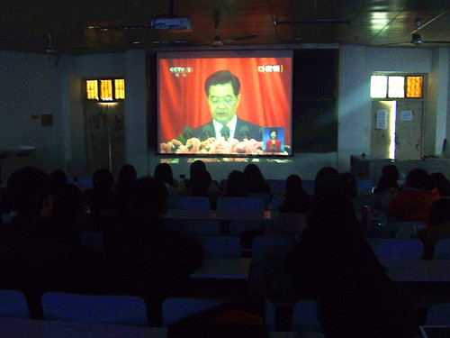 beat365亚洲体育官方网站师生喜看党的十八大开幕式直播