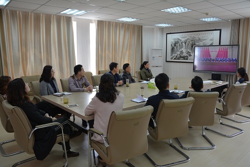 beat365亚洲体育官方网站组织师生观看《纪念五四运动一百周年大会》直播