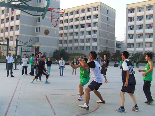 beat365亚洲体育官方网站领导亲切慰问迎新生篮球赛队员