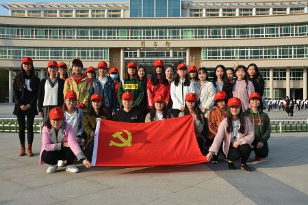 beat365亚洲体育官方网站组织开展“我为党旗添光彩——道路安全行，共助你我他”志愿实践活动