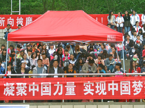 beat365亚洲体育官方网站领导老师亲临运动会现场给运动健儿加油助威