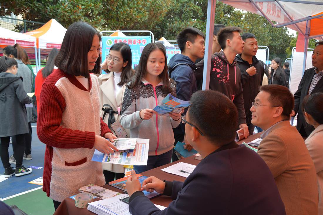 beat365亚洲体育官方网站组织应届毕业生参加冬季就业双选会