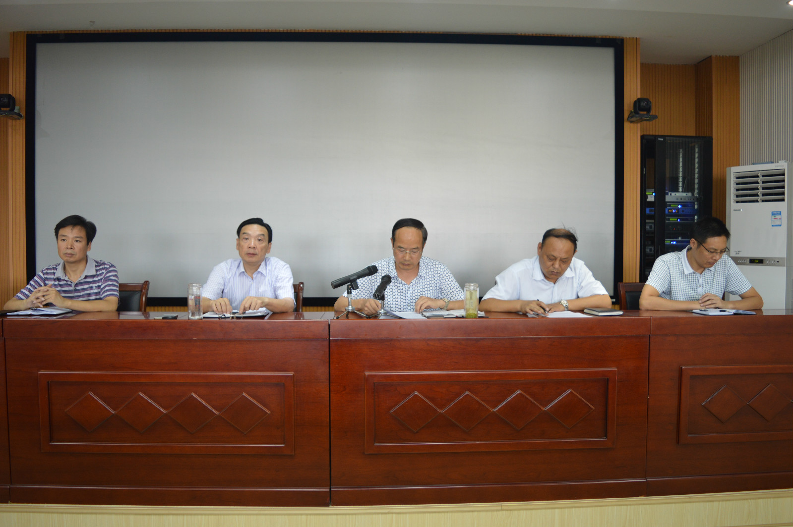 beat365亚洲体育官方网站召开新学期教职工大会