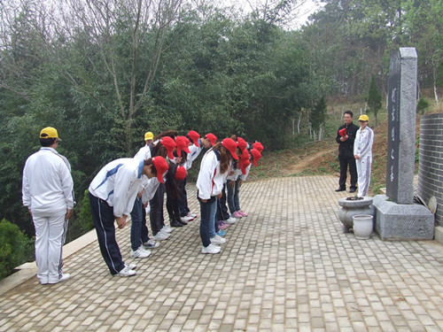 beat365亚洲体育官方网站组织第55青校学员前往景明墓开展祭扫实践活动