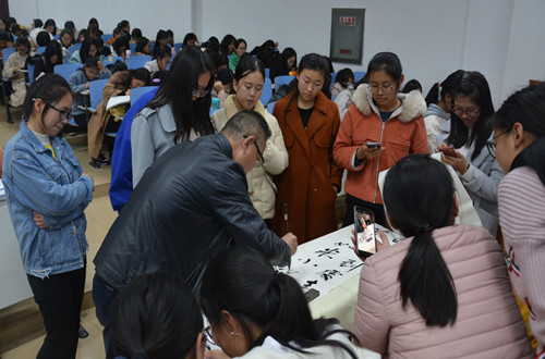 beat365亚洲体育官方网站邀请优秀员工为新生作入学教育报告