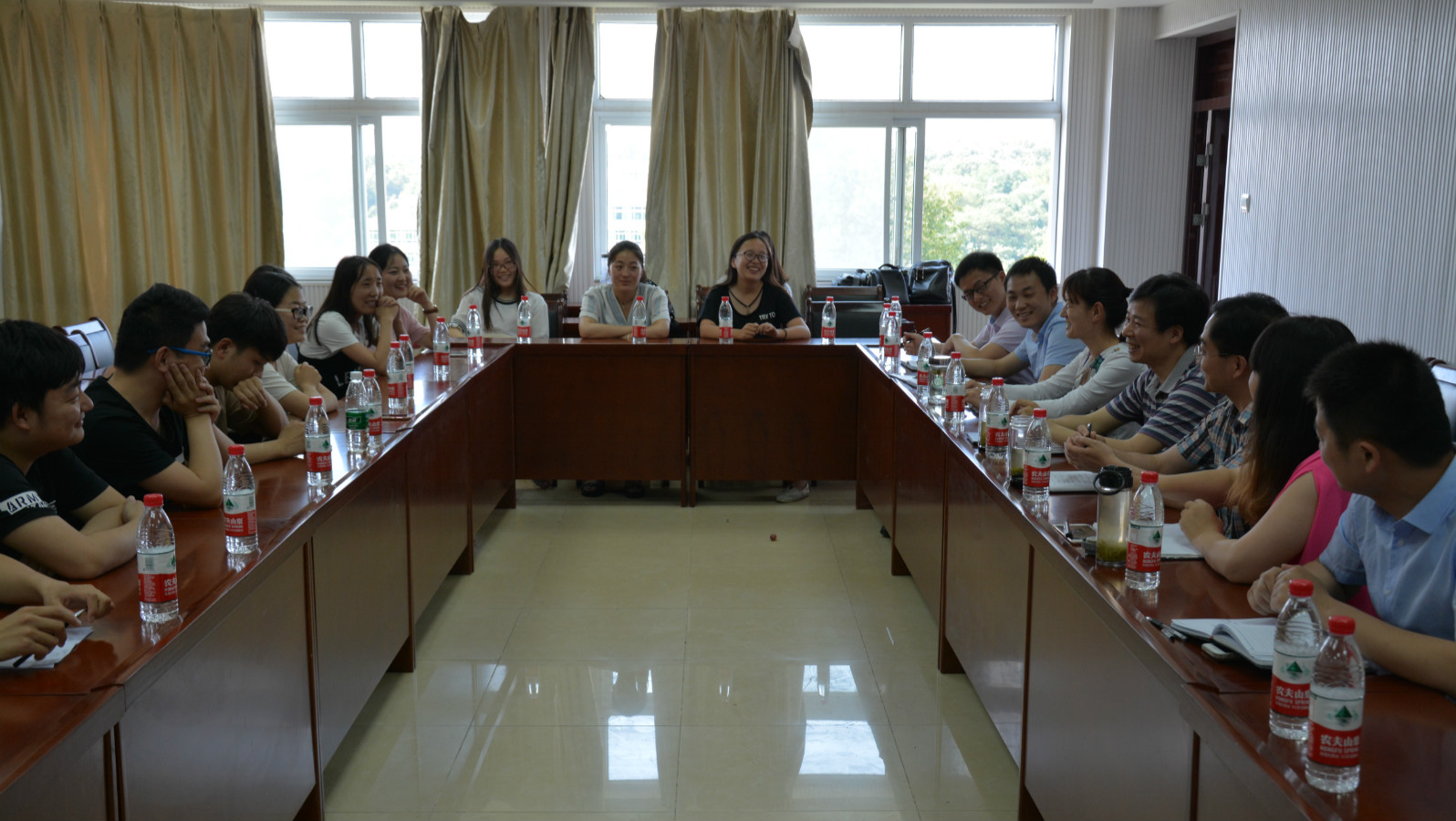 beat365亚洲体育官方网站召开2017届毕业生座谈会