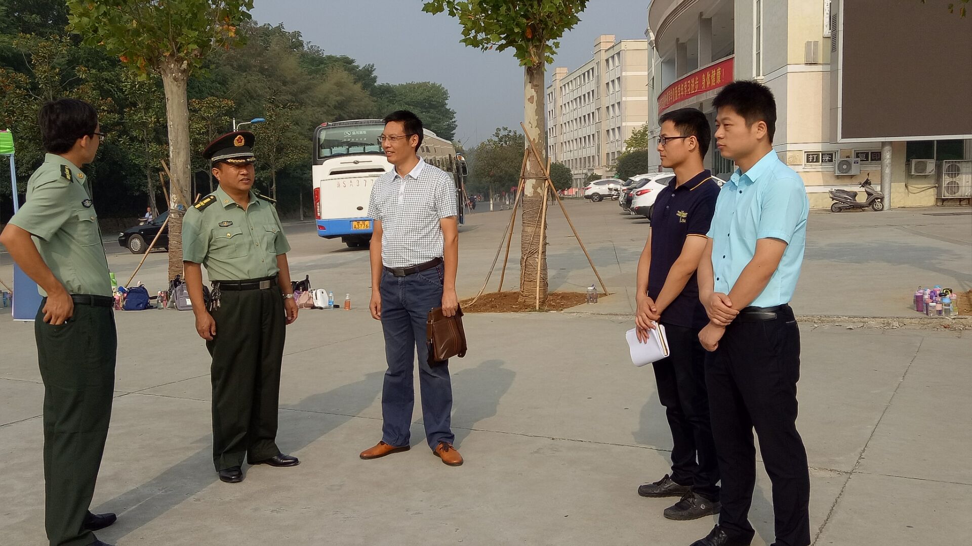 beat365亚洲体育官方网站领导老师看望2016级军训新生