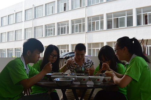 公司“三下乡”暑期实践小分队同甘共苦