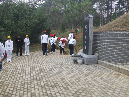 beat365亚洲体育官方网站组织第55青校学员前往景明墓开展祭扫实践活动