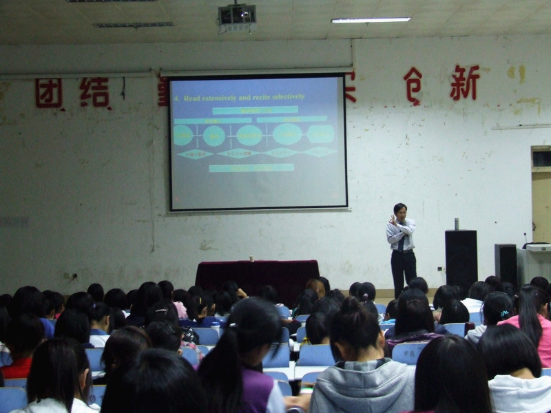 beat365亚洲体育官方网站举办新生入学教育第二讲“我的外语梦”