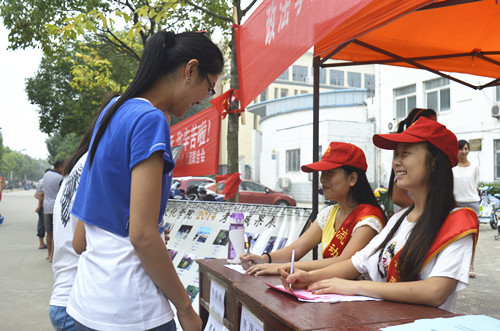 beat365亚洲体育官方网站志愿迎新服务展风采