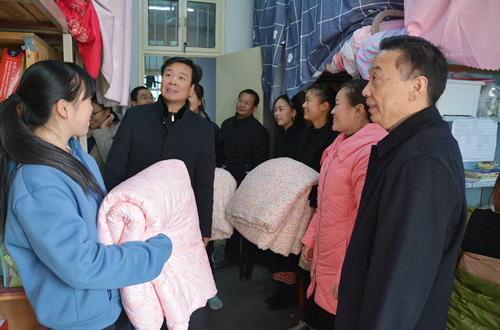 beat365亚洲体育官方网站领导深入宿舍为贫困生发放过冬棉被