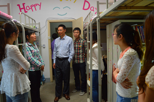 beat365亚洲体育官方网站领导老师深入员工宿舍看望应届毕业生