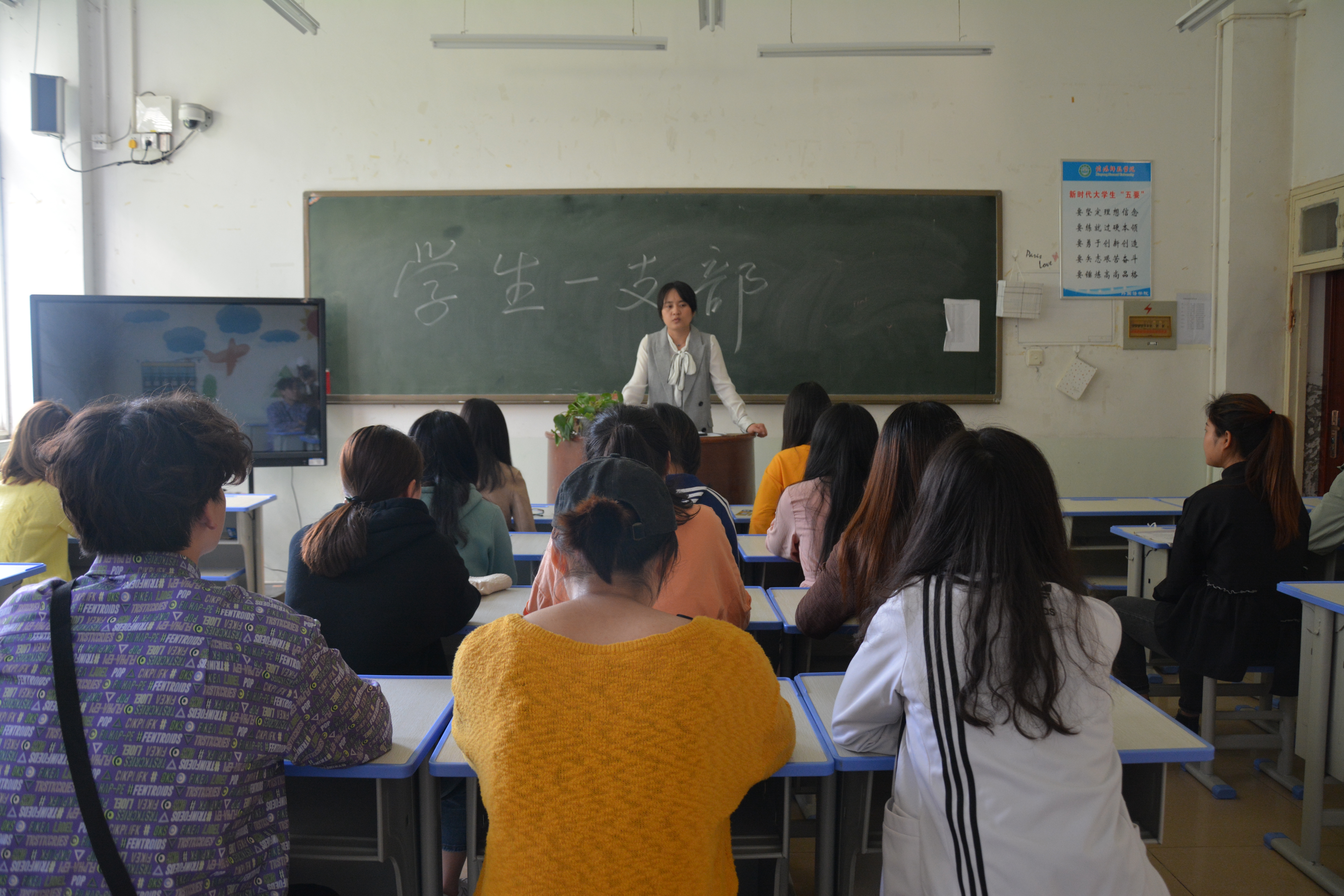 beat365亚洲体育官方网站各党支部开展“全面从严治党——《坚定不移推进风廉政建设和反腐败斗争》”专题学习活动