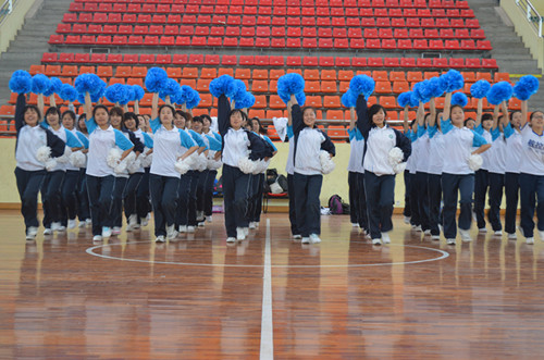 beat365亚洲体育官方网站团学老师慰问健美操运动员