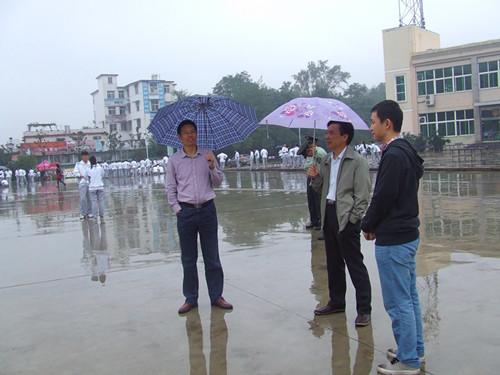 beat365亚洲体育官方网站领导亲切慰问2014级军训新生