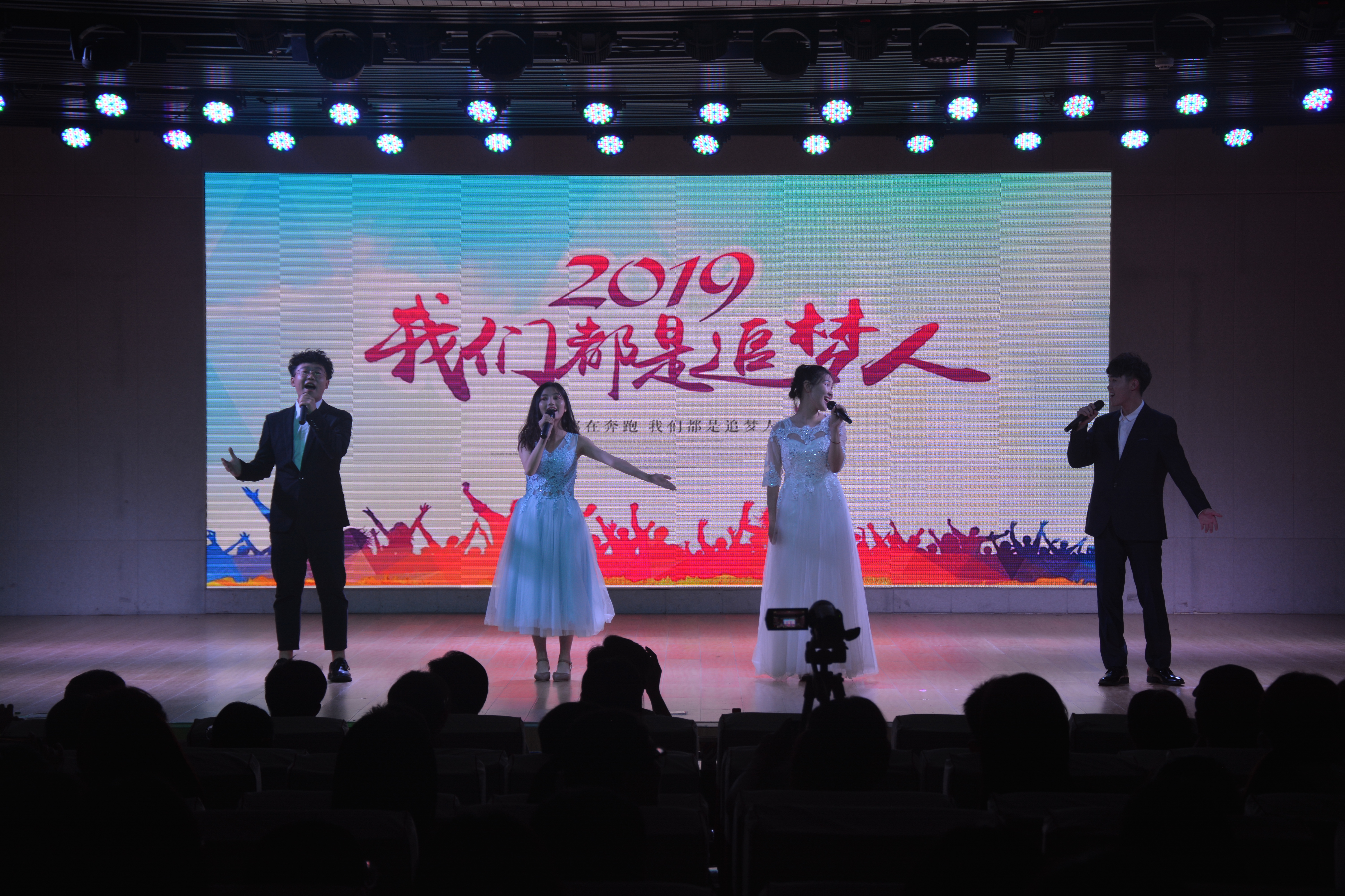 beat365亚洲体育官方网站成功举办2019届优秀毕业生颁奖典礼暨欢送毕业生晚会