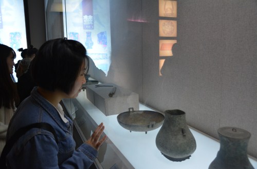 beat365亚洲体育官方网站组织开展“淮上故园――信阳博物馆历史文化之旅”活动