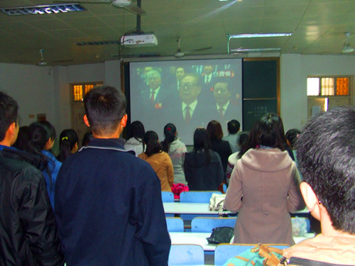 beat365亚洲体育官方网站师生喜看党的十八大开幕式直播